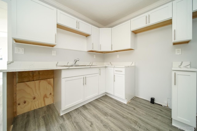 967 Keith St, Oxford, MI 48371 - kitchen featuring light wood-style floors, a sink, crown molding, and white cabinetry