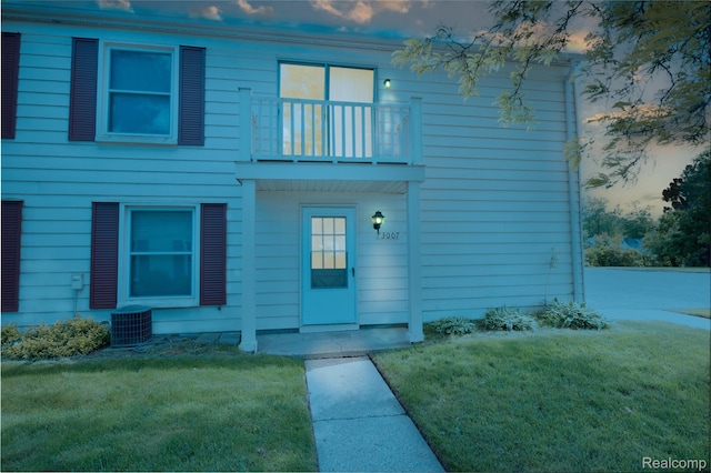 3007 Maplewood Ct, Rochester Hills, MI 48360 - view of front of house featuring a balcony and a front lawn