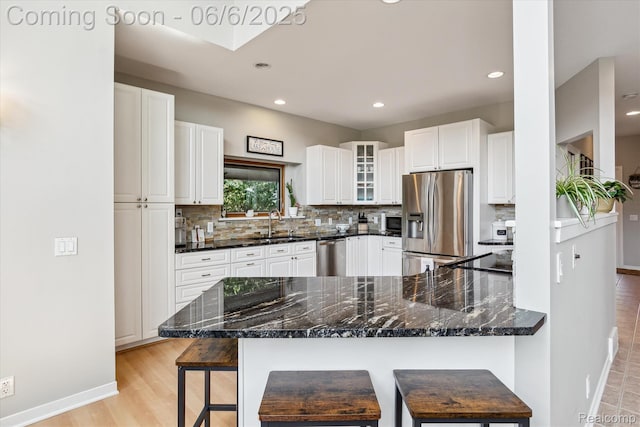 4118 Shoreview Ln, Whitmore Lake, MI 48189 - kitchen featuring stainless steel appliances, baseboards, tasteful backsplash, a kitchen bar, and recessed lighting