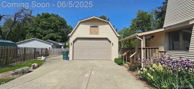 3825 Thomas Rd, Oxford, MI 48371 - detached garage with driveway