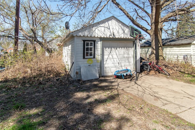19683 Sunset St, Detroit, MI 48234 - detached garage with driveway