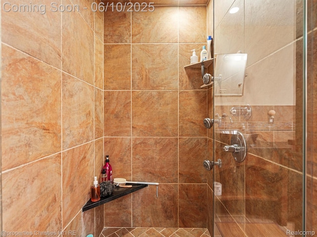 4383 Pine Tree Trl, Bloomfield Hills, MI 48302 - bathroom with a shower stall