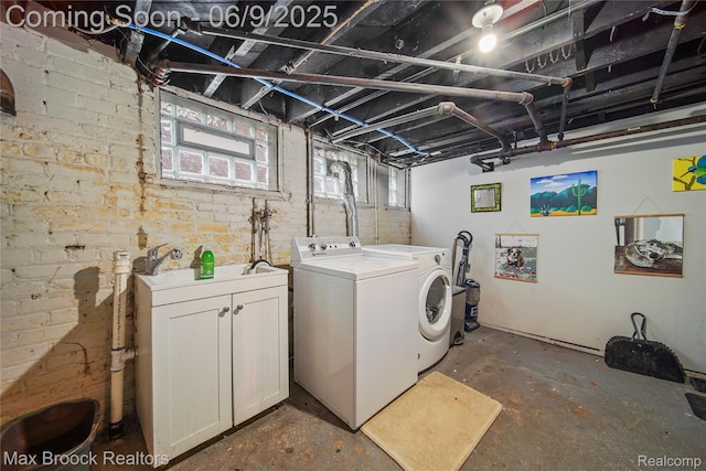 2444 Edison St, Detroit, MI 48206 - laundry area with independent washer and dryer and a sink
