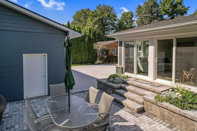 660 Sylvanwood Dr, Troy, MI 48085 - view of patio / terrace with outdoor dining area