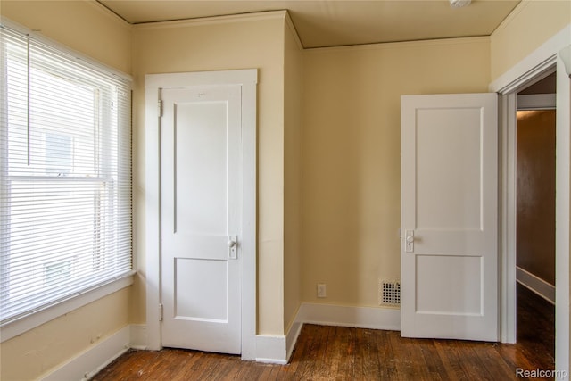 46 W Arizona St, Highland Park, MI 48203 - unfurnished bedroom featuring dark wood-style floors, multiple windows, and baseboards