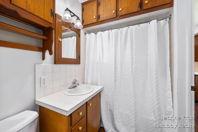 13814 28th St, Lowell, MI 49331 - bathroom with tasteful backsplash, vanity, toilet, and a shower with curtain