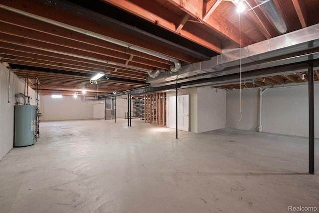 2729 Glenbrooke Ct, Bloomfield Hills, MI 48302 - unfinished below grade area with gas water heater