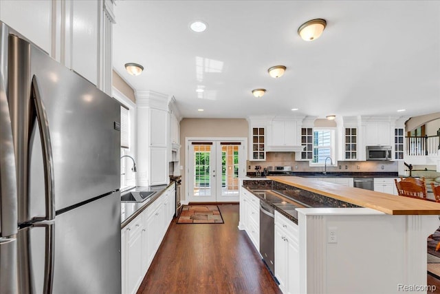 10726 Davisburg Rd, Davisburg, MI 48350 - kitchen featuring stainless steel appliances, butcher block counters, a sink, a center island, and dark wood-style floors
