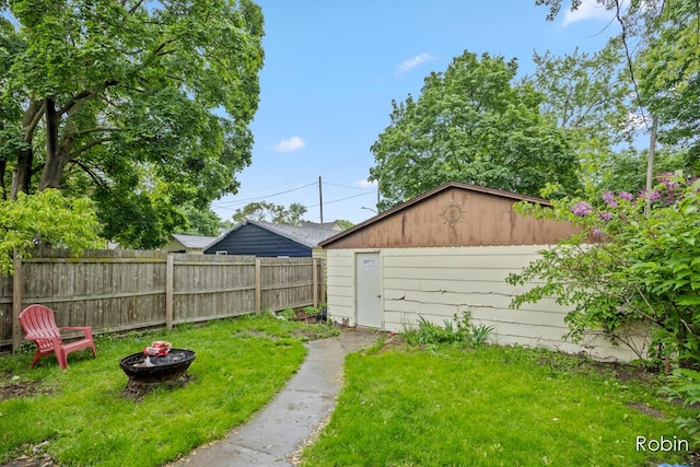 1032 White Ave NW, Grand Rapids, MI 49504 - view of yard featuring an outbuilding