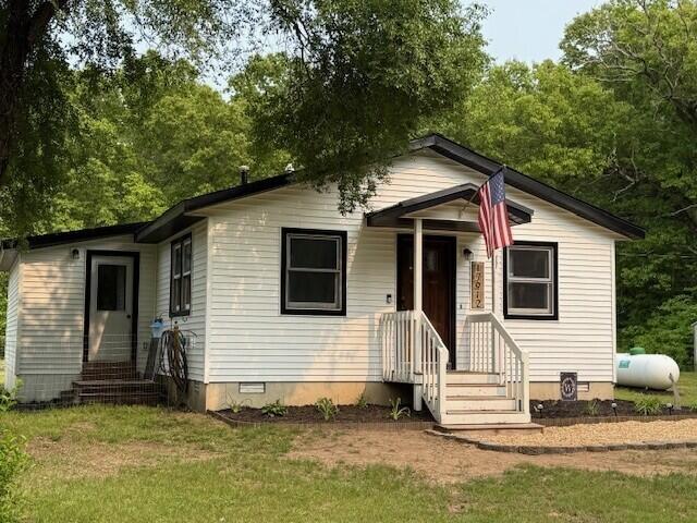 17912 130th Ave, Nunica, MI 49448 - bungalow-style home with crawl space and a front yard