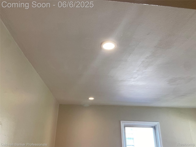18980 Roscommon St, Grosse Pointe, MI 48225 - detailed view of recessed lighting