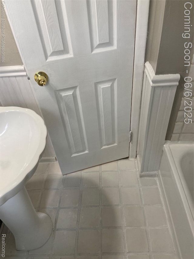 18980 Roscommon St, Grosse Pointe, MI 48225 - full bath with a bathtub and tile patterned floors