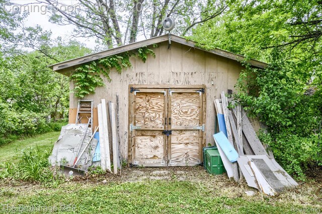 732 E Grand Blanc Rd, Grand Blanc, MI 48439 - view of shed