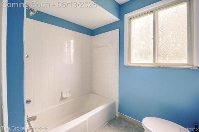 732 E Grand Blanc Rd, Grand Blanc, MI 48439 - full bath featuring toilet, baseboards, and shower / bath combination