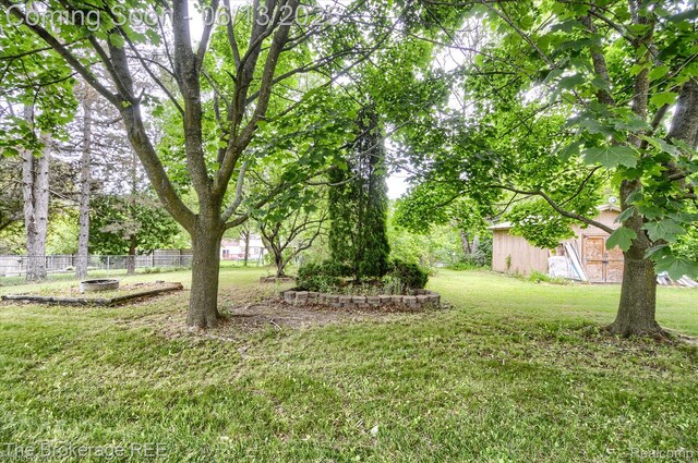 732 E Grand Blanc Rd, Grand Blanc, MI 48439 - view of yard