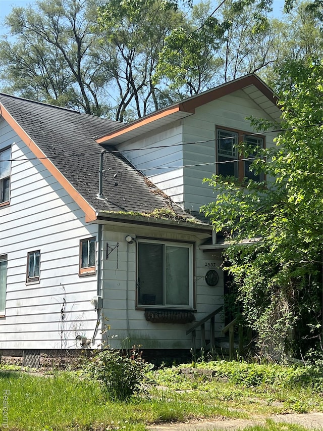 2537 Swayze St, Flint, MI 48503 - view of side of property with roof with shingles