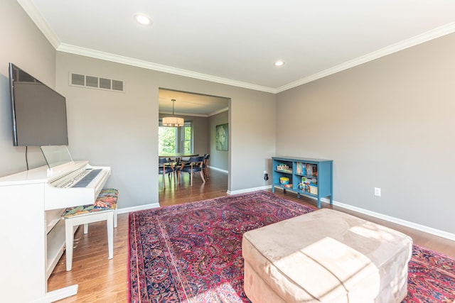 6240 Vineyard Ave, Ann Arbor, MI 48108 - living area with crown molding, wood finished floors, baseboards, and recessed lighting
