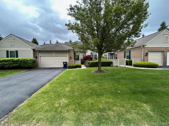 692 Brockmoor Ln, Bloomfield, MI 48304 - single story home featuring brick siding, driveway, an attached garage, and a front yard