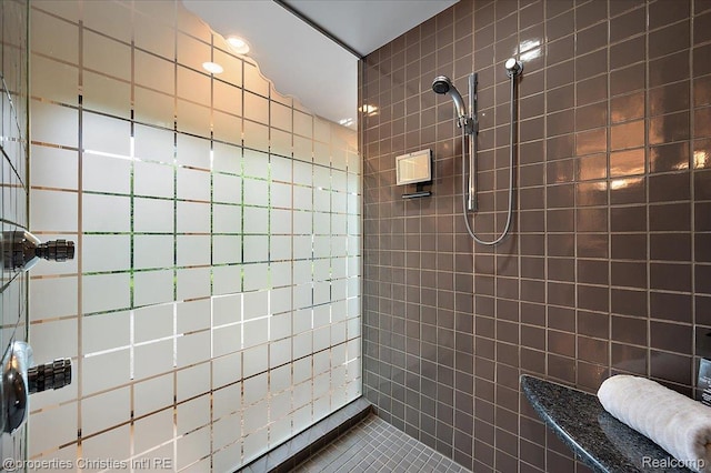 6727 Lahser Rd, Bloomfield Hills, MI 48301 - full bath featuring tile walls, tiled shower, and tile patterned flooring