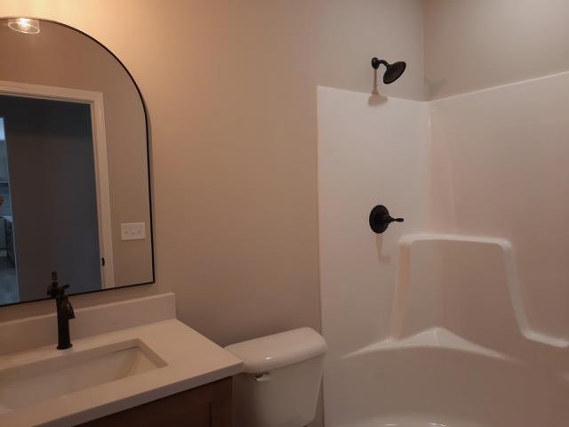 16445 Sleepy Hollow Dr, Fenton, MI 48430 - bathroom with vanity and shower / bath combination