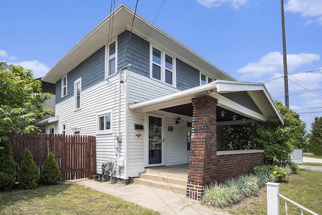 75 Diamond Ave NE, Grand Rapids, MI 49503 - traditional style home with a porch