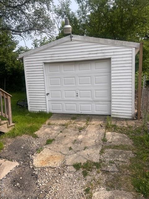 164 E Hamilton Ave, Flint, MI 48505 - detached garage with driveway
