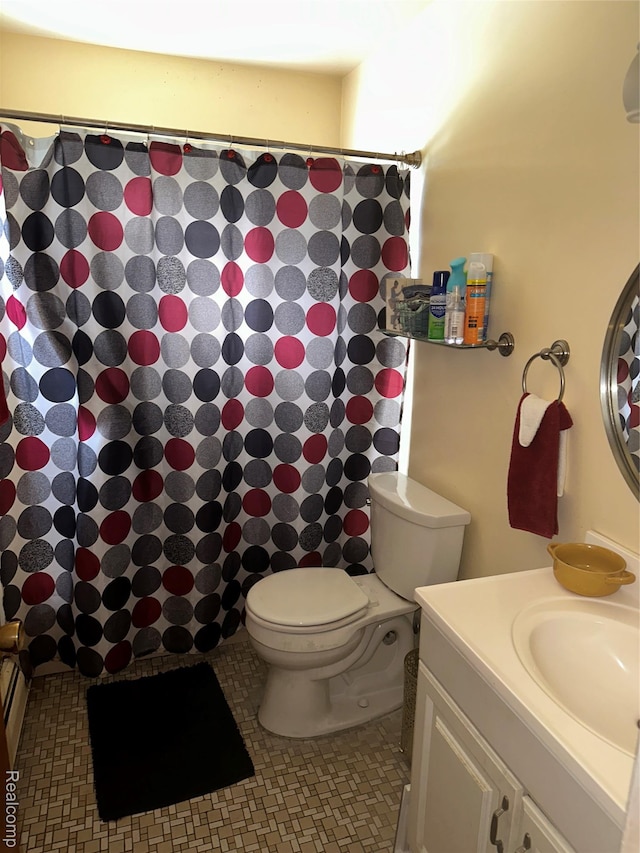 25301 5 Mile Rd, Detroit, MI 48239 - full bathroom with vanity, toilet, and curtained shower