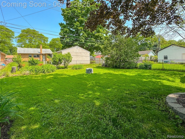2195 Pembroke Rd, Birmingham, MI 48009 - view of yard