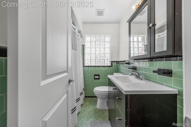 2195 Pembroke Rd, Birmingham, MI 48009 - full bathroom with vanity, toilet, tile walls, wainscoting, and tile patterned floors