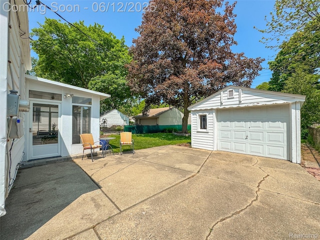2195 Pembroke Rd, Birmingham, MI 48009 - detached garage with concrete driveway