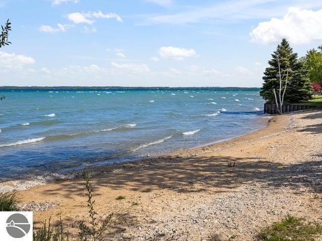 1551 S Donnybrook Rd, Suttons Bay, MI 49682