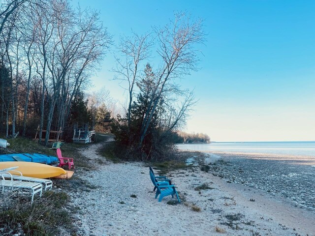 1551 S Donnybrook Rd, Suttons Bay, MI 49682