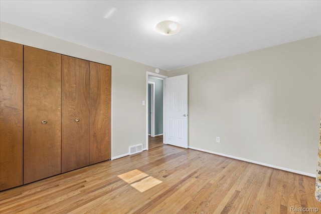 2985 Lacota Rd, Farmington, MI 48328 - unfurnished bedroom featuring light wood finished floors, a closet, and baseboards