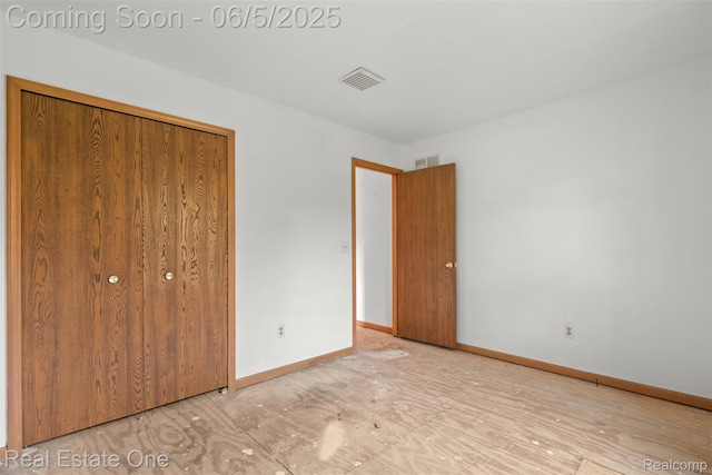 2343 Heritage Pointe Dr Unit 29, Sterling Heights, MI 48314 - unfurnished bedroom featuring baseboards and a closet