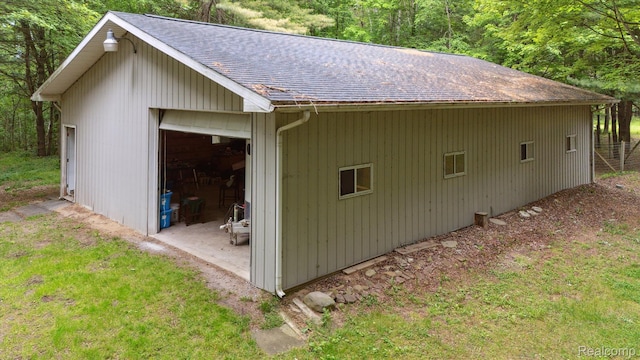 8883 Dixie Hwy, Birch Run, MI 48415 - detached garage with a wooded view