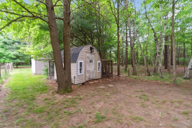 8883 Dixie Hwy, Birch Run, MI 48415 - view of yard with a storage shed
