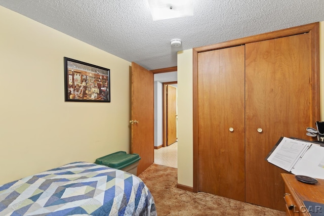 8400 Horton Beach Dr, Manitou Beach, MI 49253 - carpeted bedroom featuring a closet and a textured ceiling