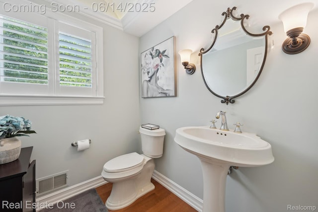 446 Delmar Ct, Highland, MI 48357 - bathroom featuring toilet, wood finished floors, and baseboards