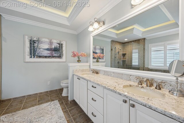 446 Delmar Ct, Highland, MI 48357 - bathroom featuring tiled shower, double vanity, toilet, and crown molding