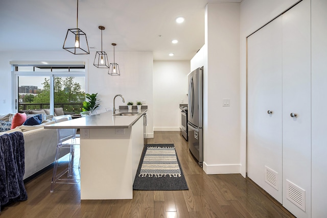 218 W Kingsley St Unit 507, Ann Arbor, MI 48103 - kitchen featuring a sink, open floor plan, a kitchen bar, a peninsula, and white cabinetry