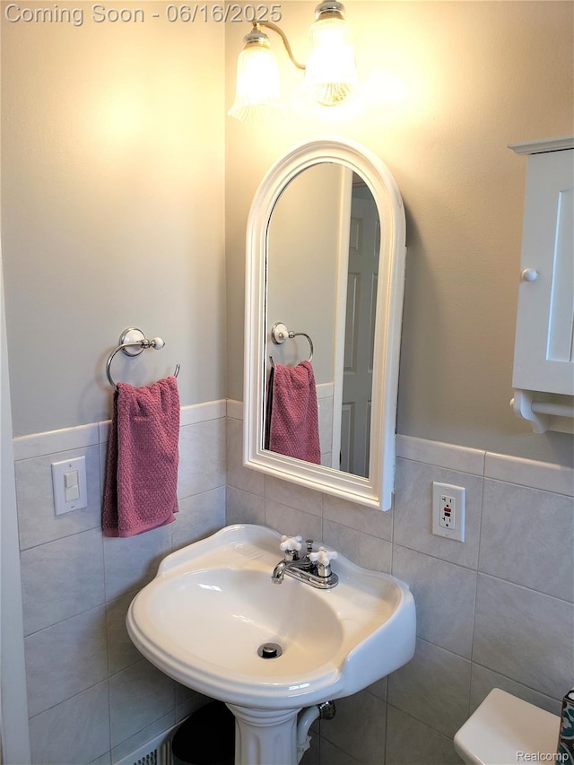 8224 Milburn St, Westland, MI 48185 - bathroom with tile walls and wainscoting
