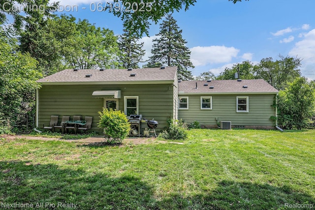 36551 Parkdale St, Livonia, MI 48150 - back of house featuring a yard