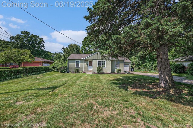 36551 Parkdale St, Livonia, MI 48150 - ranch-style home with a front yard and board and batten siding