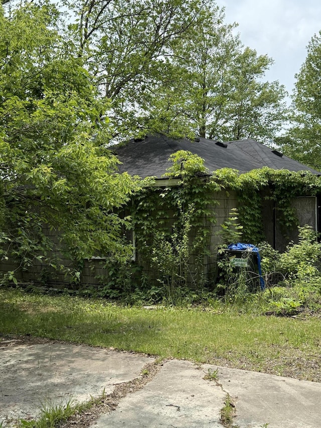 11108 Silver Lake Rd, South Lyon, MI 48178 - view of side of property with roof with shingles