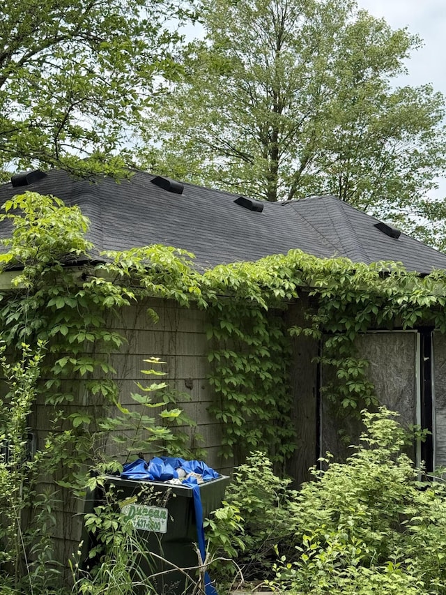11108 Silver Lake Rd, South Lyon, MI 48178 - exterior view of roof with shingles