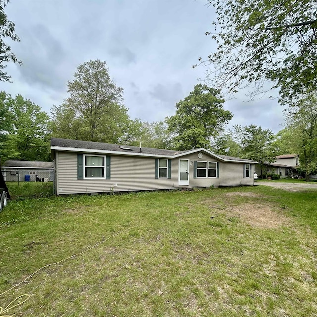 4109 N Maplecrest Dr, Sanford, MI 48657 - view of front of property with a front yard