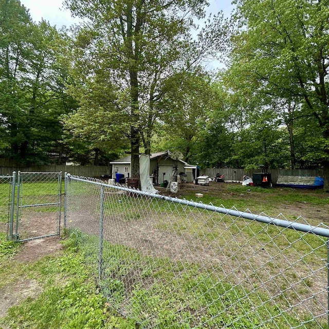 4109 N Maplecrest Dr, Sanford, MI 48657 - view of yard with a gate