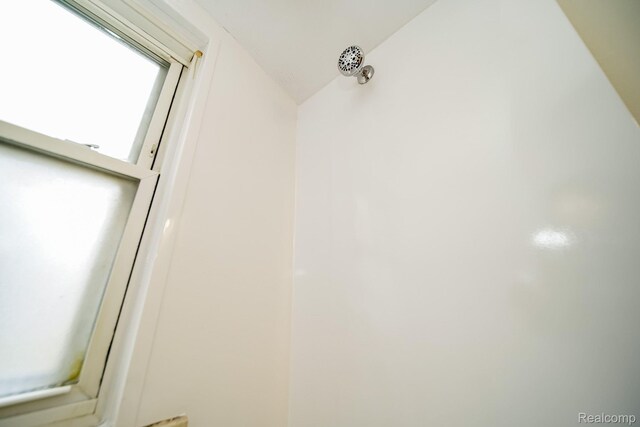 15400 Sprenger Ave, Eastpointe, MI 48021 - bathroom view