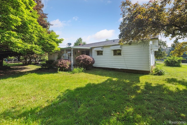 229 Hillview Ter, Fenton, MI 48430 - rear view of house featuring a yard