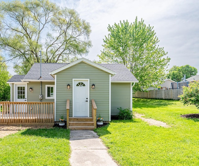 607 S Mill St, Saint Louis, MI 48880 - view of front of property with roof with shingles and a deck